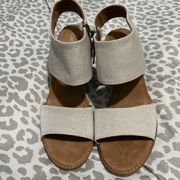 TOMS oat & tan colored sandals. Sz 10. NWOT - Picture 1 of 3